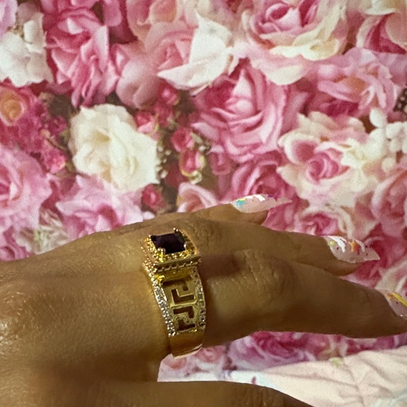 Elegant Gold Ring with Black Gemstone - Picture 3 of 15